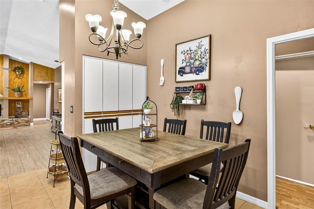 На продажу: $750,000 (5 спален, 3 ванн, 3413 Квадратных фут)