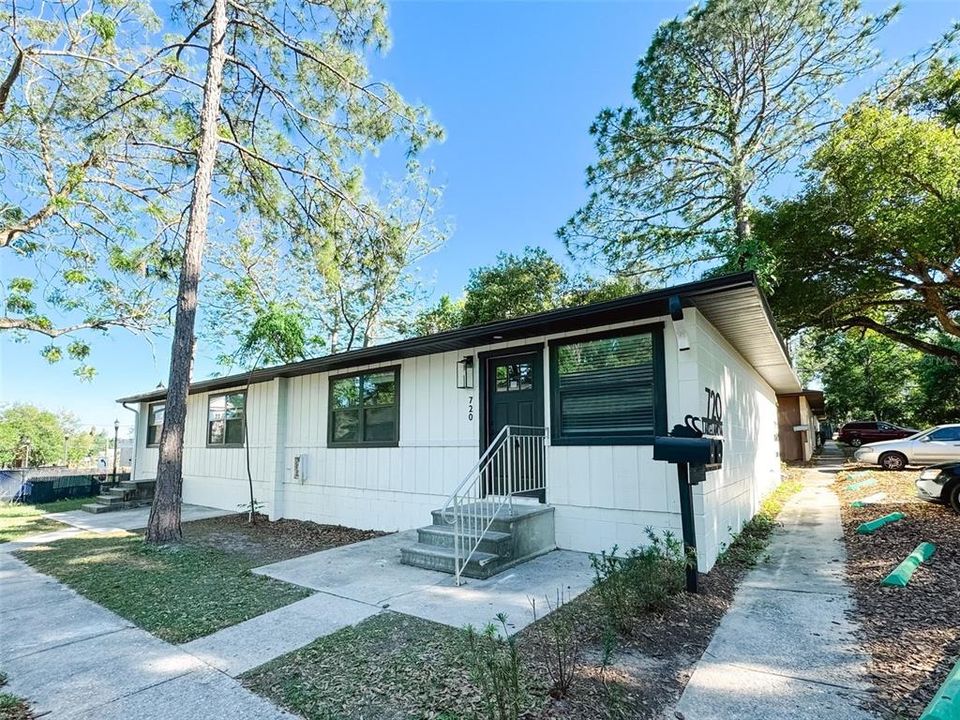 合同活跃: $1,695 (2 贝兹, 1 浴室, 768 平方英尺)