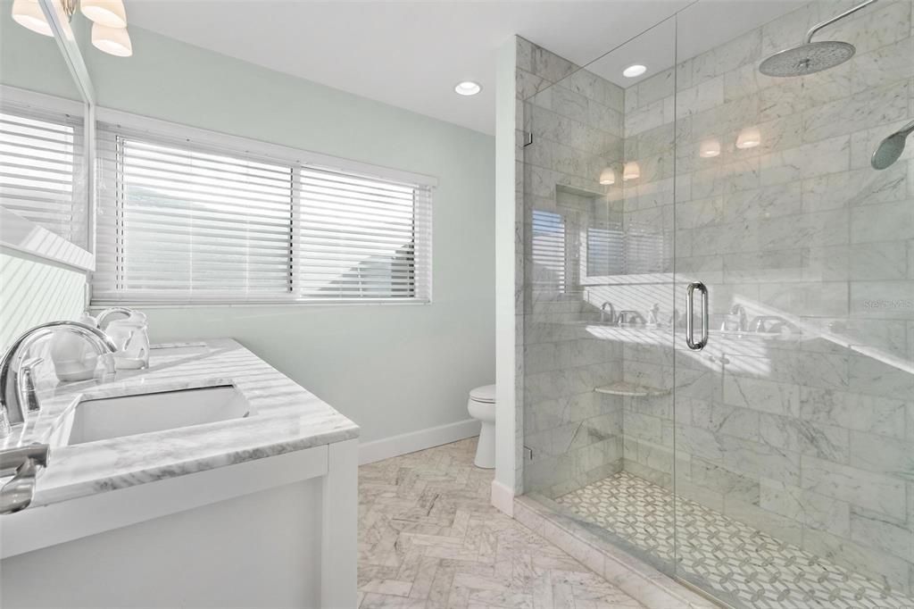 合同活跃: $1,399,000 (4 贝兹, 3 浴室, 2221 平方英尺)