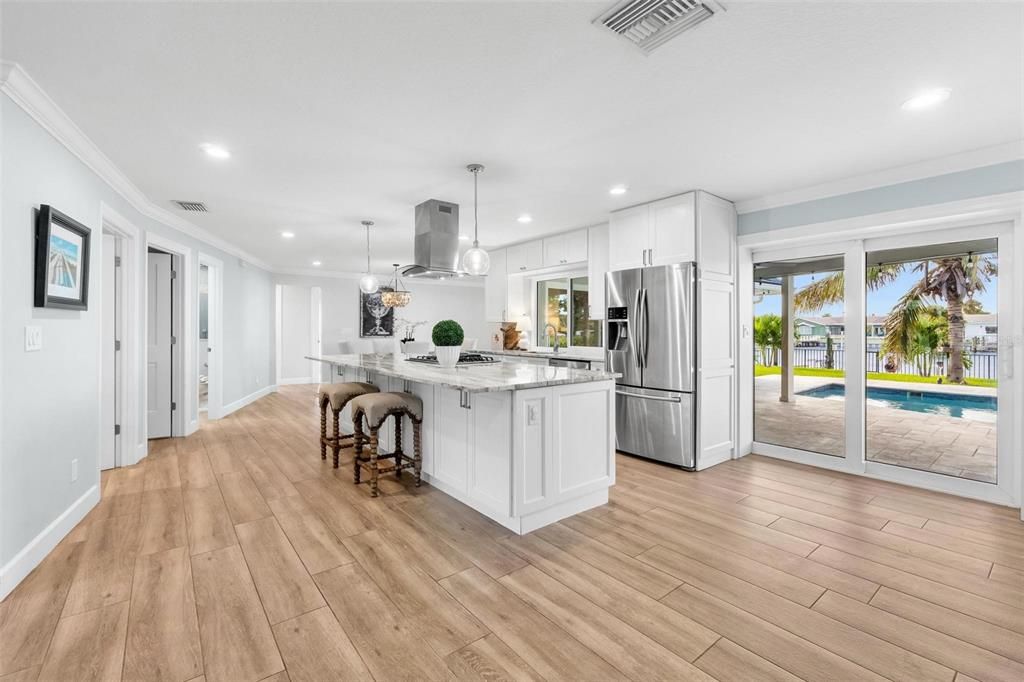 合同活跃: $1,399,000 (4 贝兹, 3 浴室, 2221 平方英尺)