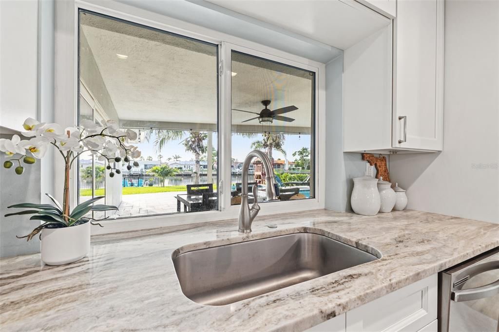 合同活跃: $1,399,000 (4 贝兹, 3 浴室, 2221 平方英尺)