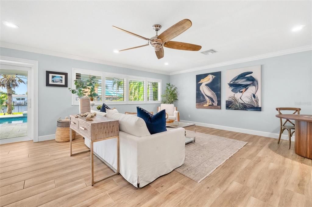 合同活跃: $1,399,000 (4 贝兹, 3 浴室, 2221 平方英尺)