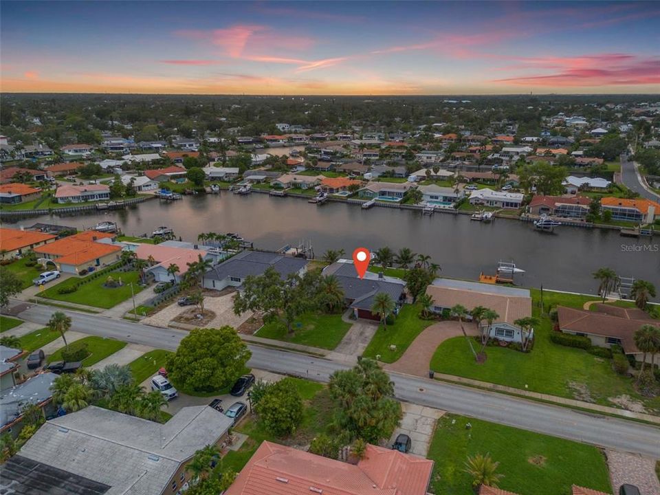 合同活跃: $1,399,000 (4 贝兹, 3 浴室, 2221 平方英尺)