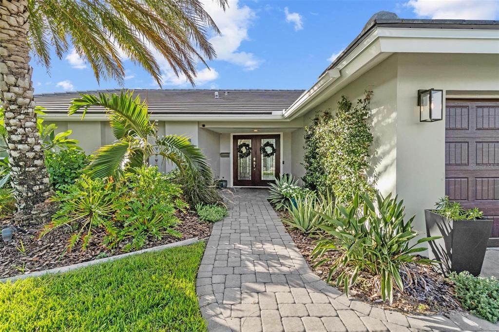 合同活跃: $1,399,000 (4 贝兹, 3 浴室, 2221 平方英尺)