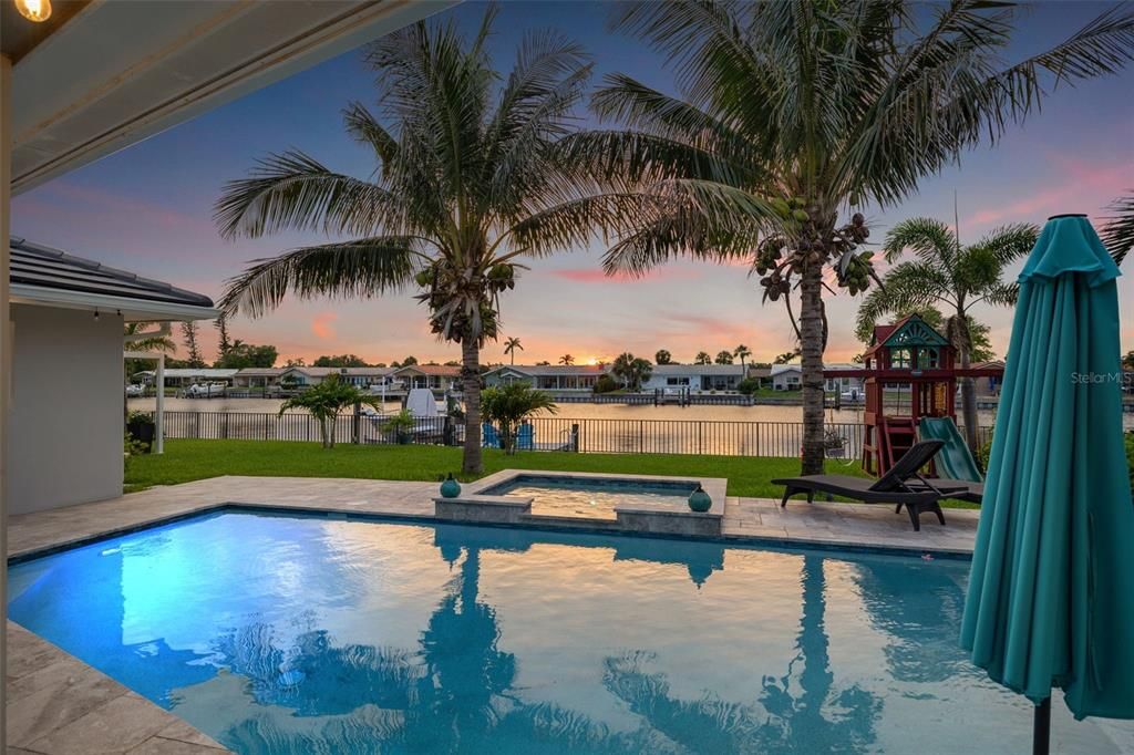 合同活跃: $1,399,000 (4 贝兹, 3 浴室, 2221 平方英尺)