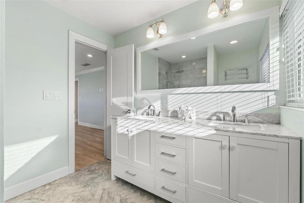 合同活跃: $1,399,000 (4 贝兹, 3 浴室, 2221 平方英尺)