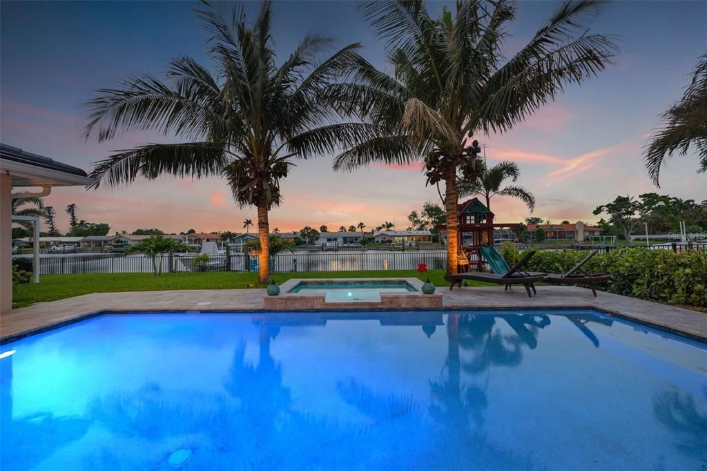 合同活跃: $1,399,000 (4 贝兹, 3 浴室, 2221 平方英尺)