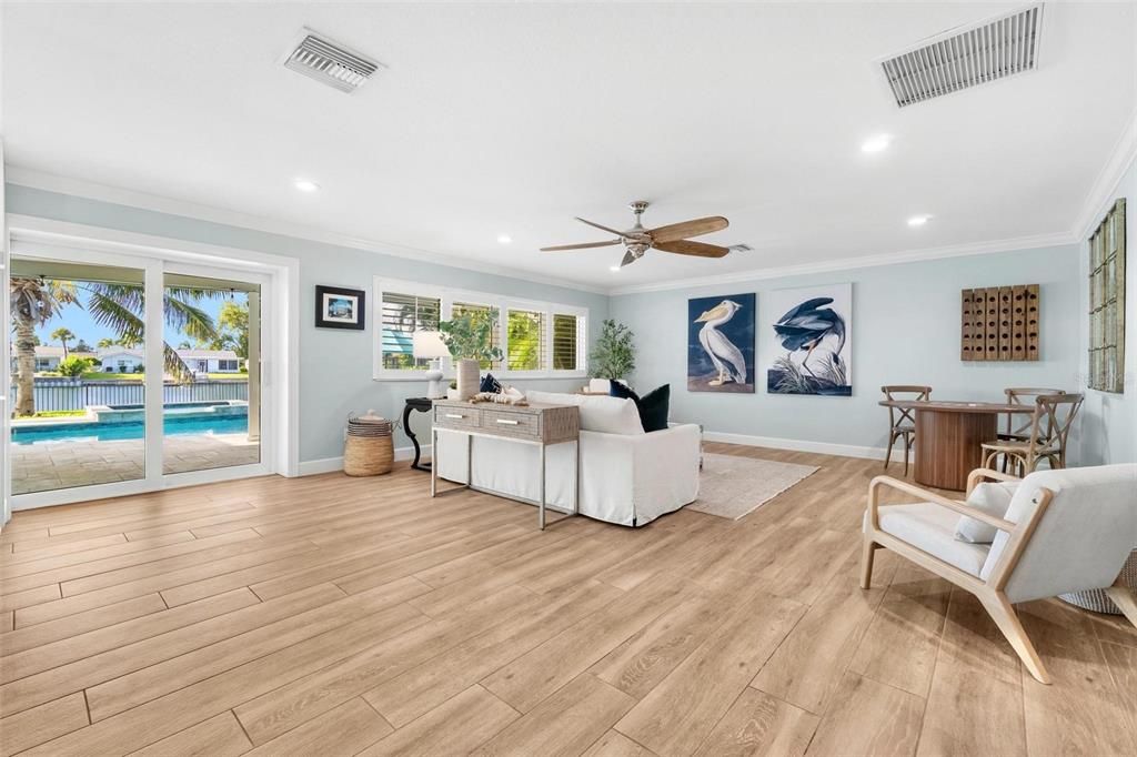 合同活跃: $1,399,000 (4 贝兹, 3 浴室, 2221 平方英尺)