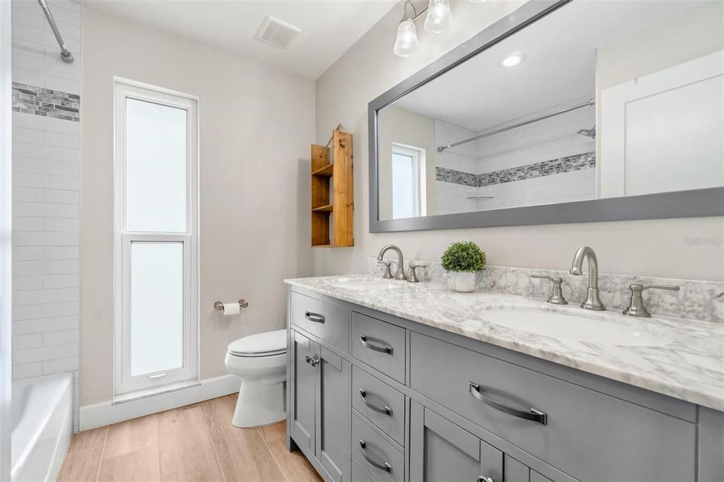 合同活跃: $1,399,000 (4 贝兹, 3 浴室, 2221 平方英尺)