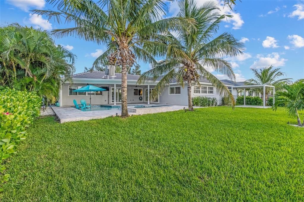 合同活跃: $1,399,000 (4 贝兹, 3 浴室, 2221 平方英尺)