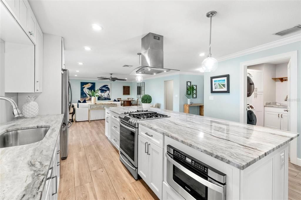 合同活跃: $1,399,000 (4 贝兹, 3 浴室, 2221 平方英尺)