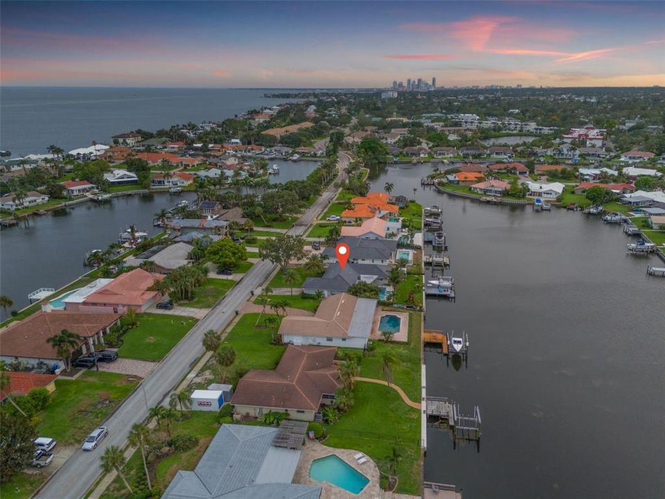 合同活跃: $1,399,000 (4 贝兹, 3 浴室, 2221 平方英尺)