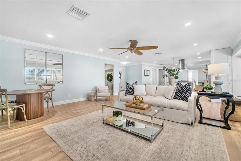 合同活跃: $1,399,000 (4 贝兹, 3 浴室, 2221 平方英尺)