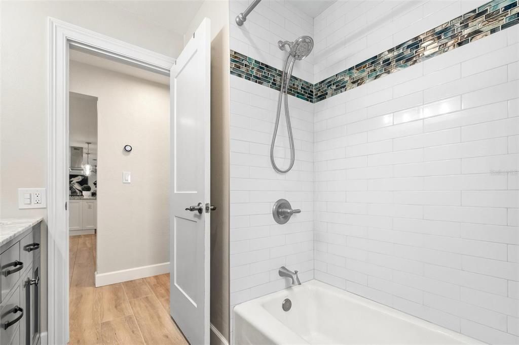 合同活跃: $1,399,000 (4 贝兹, 3 浴室, 2221 平方英尺)