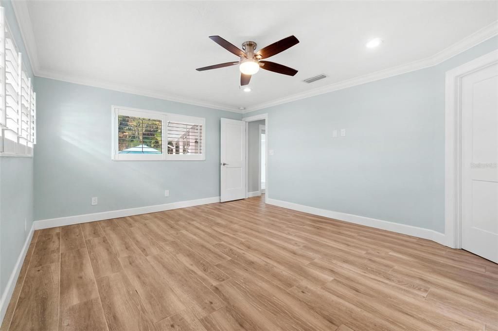 合同活跃: $1,399,000 (4 贝兹, 3 浴室, 2221 平方英尺)