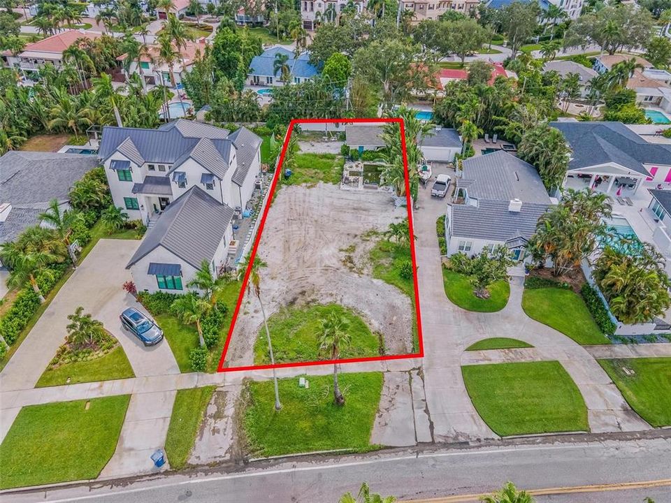 Под контрактом: $700,000 (0.26 acres)