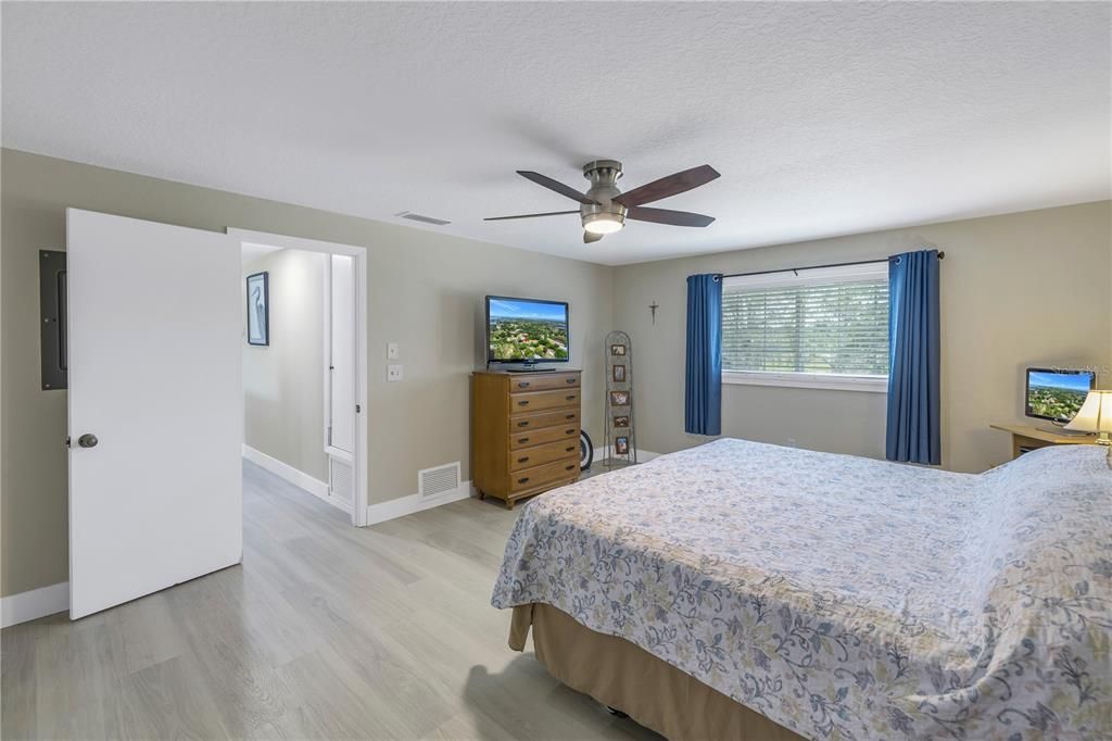 For Sale: $699,000 (2 beds, 2 baths, 1872 Square Feet)