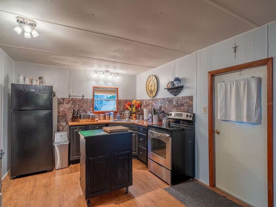 For Sale: $685,000 (3 beds, 2 baths, 1761 Square Feet)