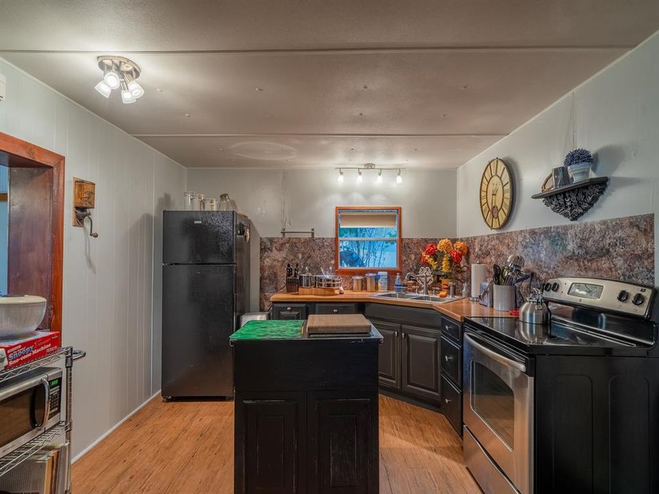 For Sale: $685,000 (3 beds, 2 baths, 1761 Square Feet)