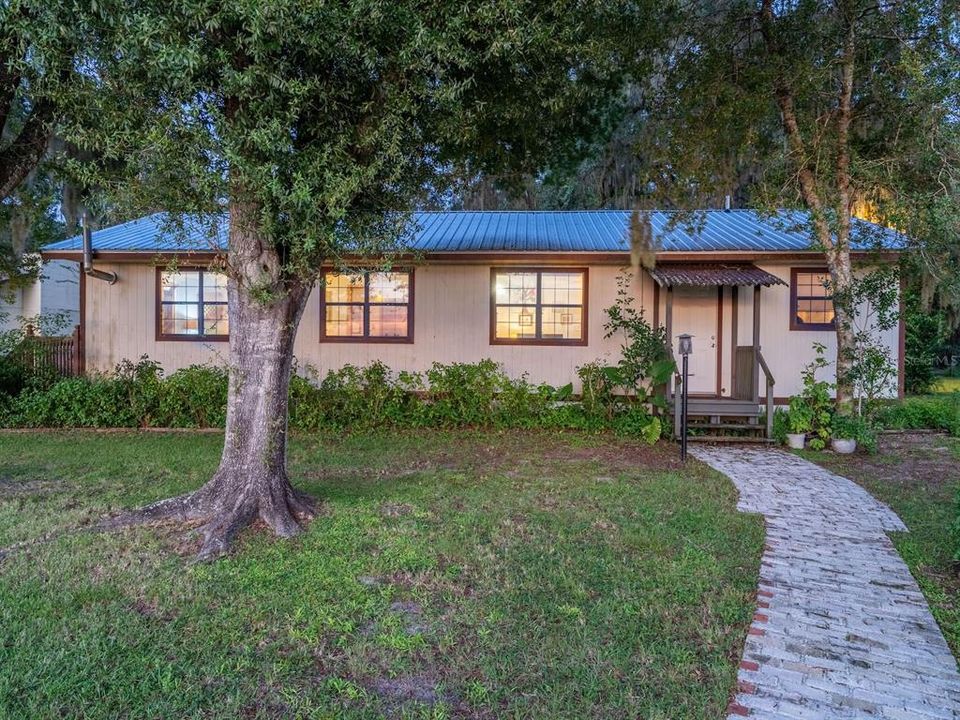 For Sale: $685,000 (3 beds, 2 baths, 1761 Square Feet)