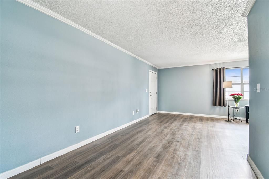 For Sale: $130,000 (1 beds, 1 baths, 760 Square Feet)