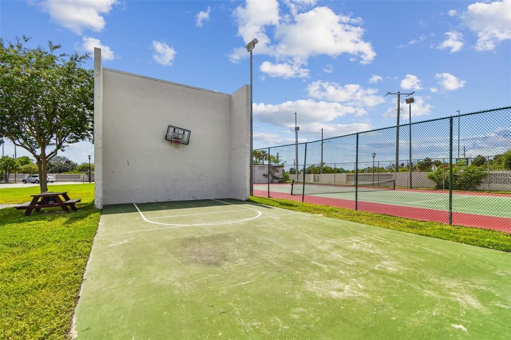 For Sale: $130,000 (1 beds, 1 baths, 760 Square Feet)