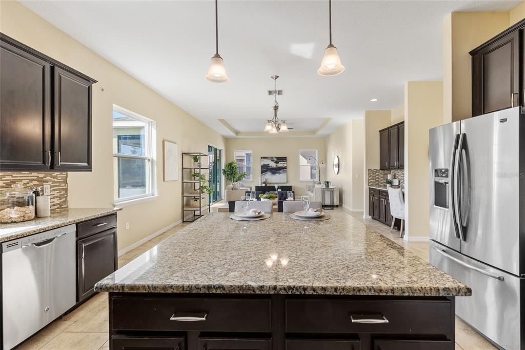 合同活跃: $749,900 (5 贝兹, 4 浴室, 4259 平方英尺)