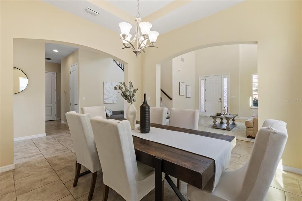 合同活跃: $749,900 (5 贝兹, 4 浴室, 4259 平方英尺)