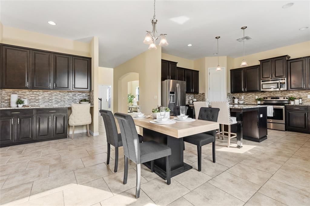 合同活跃: $749,900 (5 贝兹, 4 浴室, 4259 平方英尺)