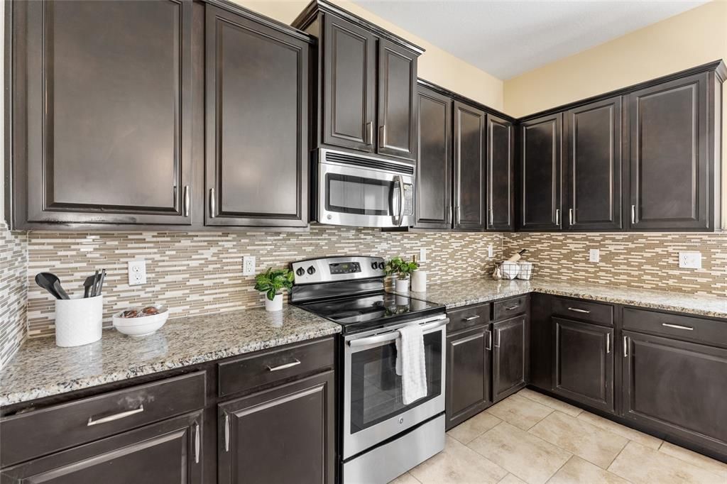 合同活跃: $749,900 (5 贝兹, 4 浴室, 4259 平方英尺)