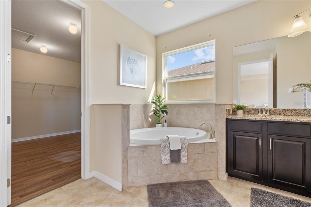 合同活跃: $749,900 (5 贝兹, 4 浴室, 4259 平方英尺)