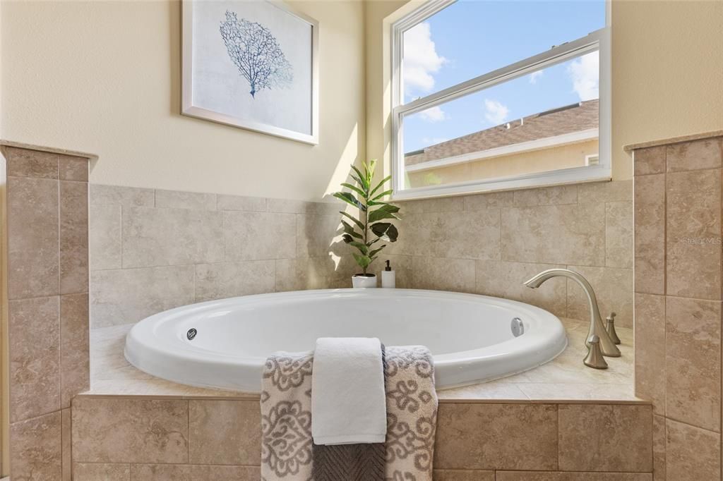 合同活跃: $749,900 (5 贝兹, 4 浴室, 4259 平方英尺)