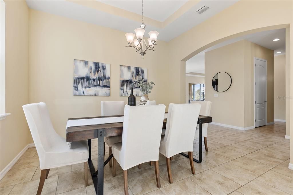 合同活跃: $749,900 (5 贝兹, 4 浴室, 4259 平方英尺)