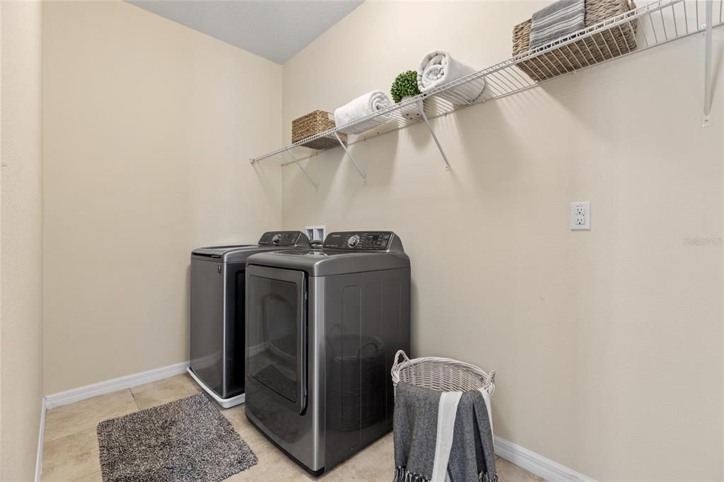 合同活跃: $749,900 (5 贝兹, 4 浴室, 4259 平方英尺)