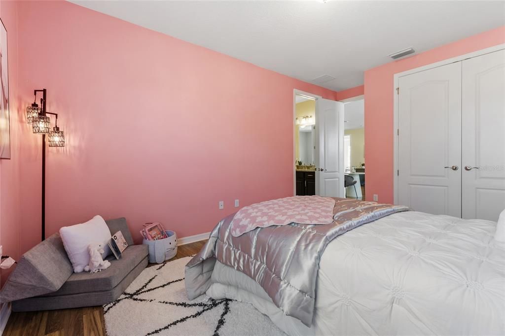 合同活跃: $749,900 (5 贝兹, 4 浴室, 4259 平方英尺)