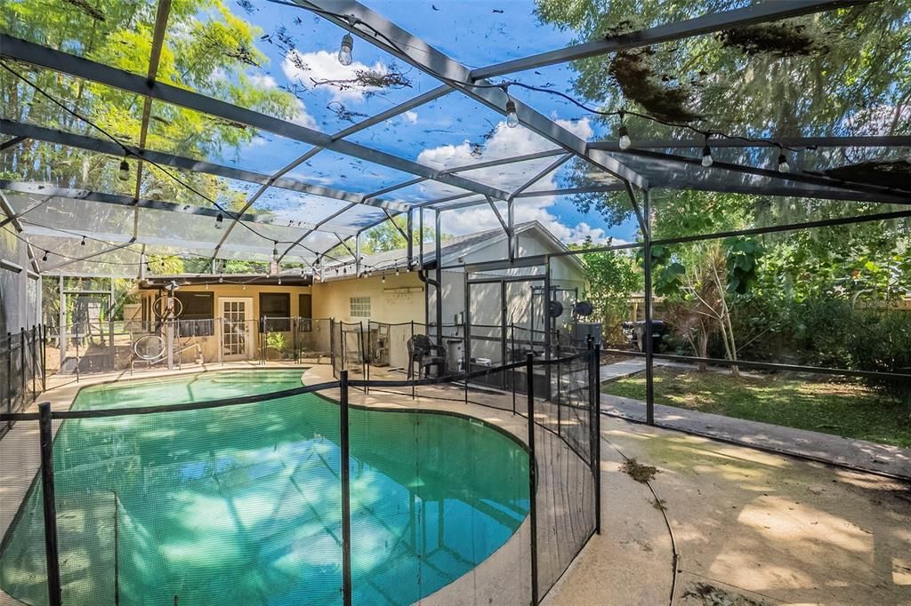 Active With Contract: $449,900 (3 beds, 2 baths, 2277 Square Feet)