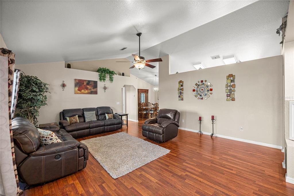 En Venta: $664,900 (4 camas, 2 baños, 3686 Pies cuadrados)