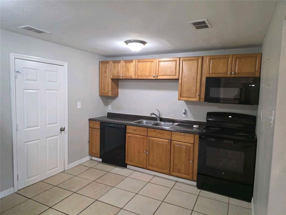 Active With Contract: $295,000 (4 beds, 3 baths, 1686 Square Feet)