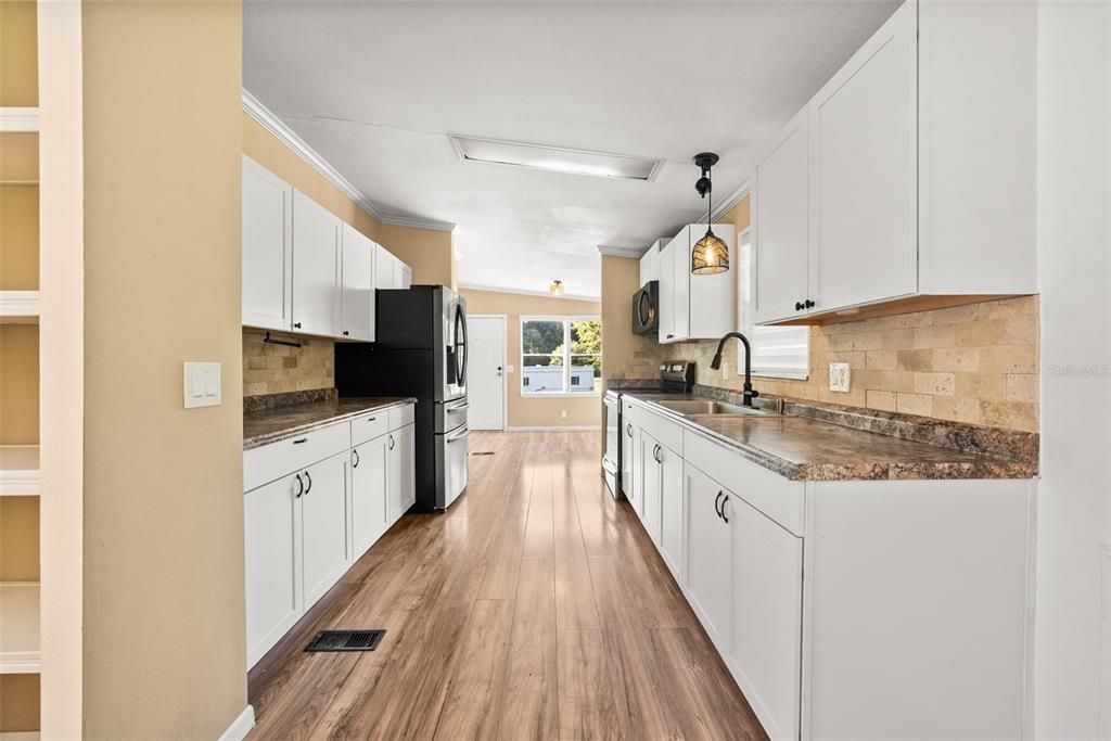 For Sale: $215,000 (3 beds, 2 baths, 1574 Square Feet)