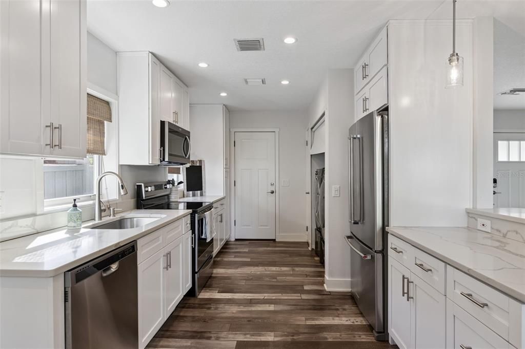 For Sale: $949,000 (2 beds, 2 baths, 1086 Square Feet)