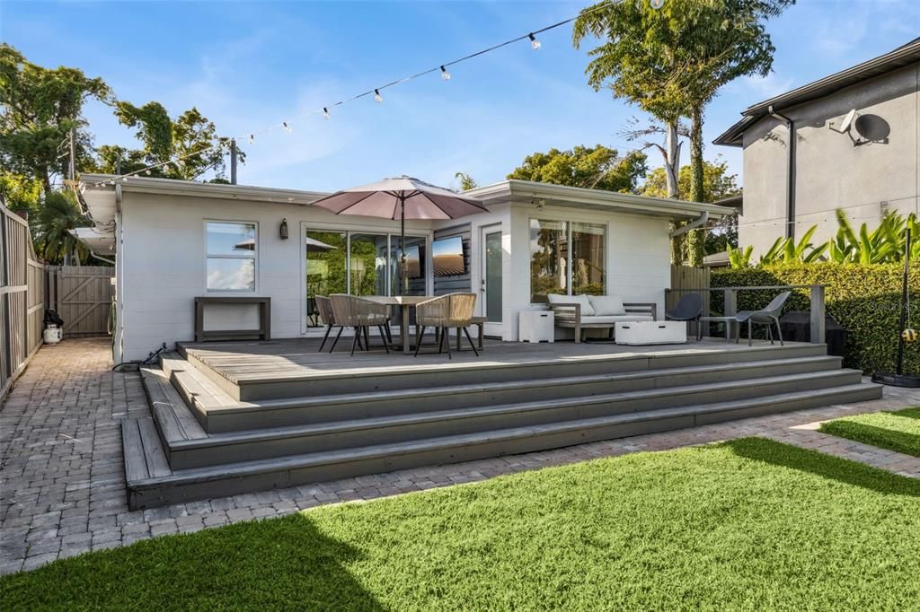 For Sale: $949,000 (2 beds, 2 baths, 1086 Square Feet)