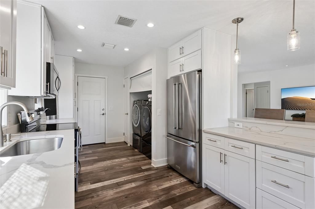 For Sale: $949,000 (2 beds, 2 baths, 1086 Square Feet)