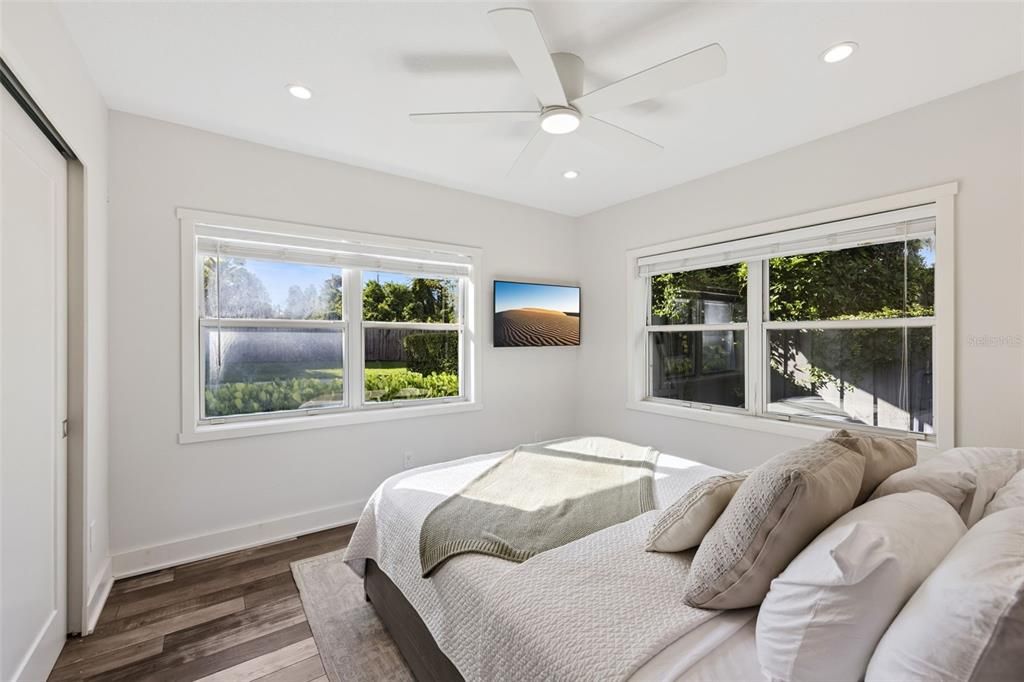 For Sale: $949,000 (2 beds, 2 baths, 1086 Square Feet)