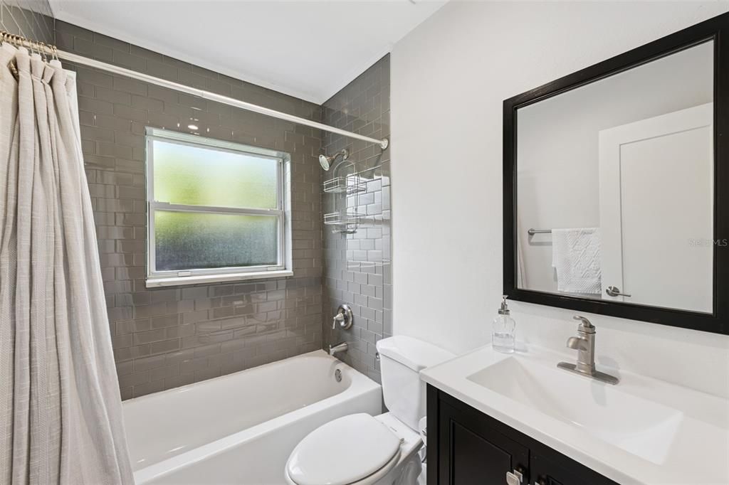 For Sale: $949,000 (2 beds, 2 baths, 1086 Square Feet)