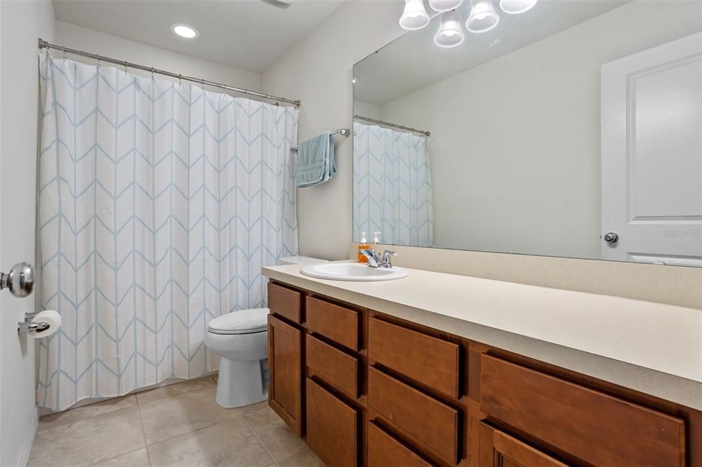 合同活跃: $375,000 (4 贝兹, 2 浴室, 2669 平方英尺)