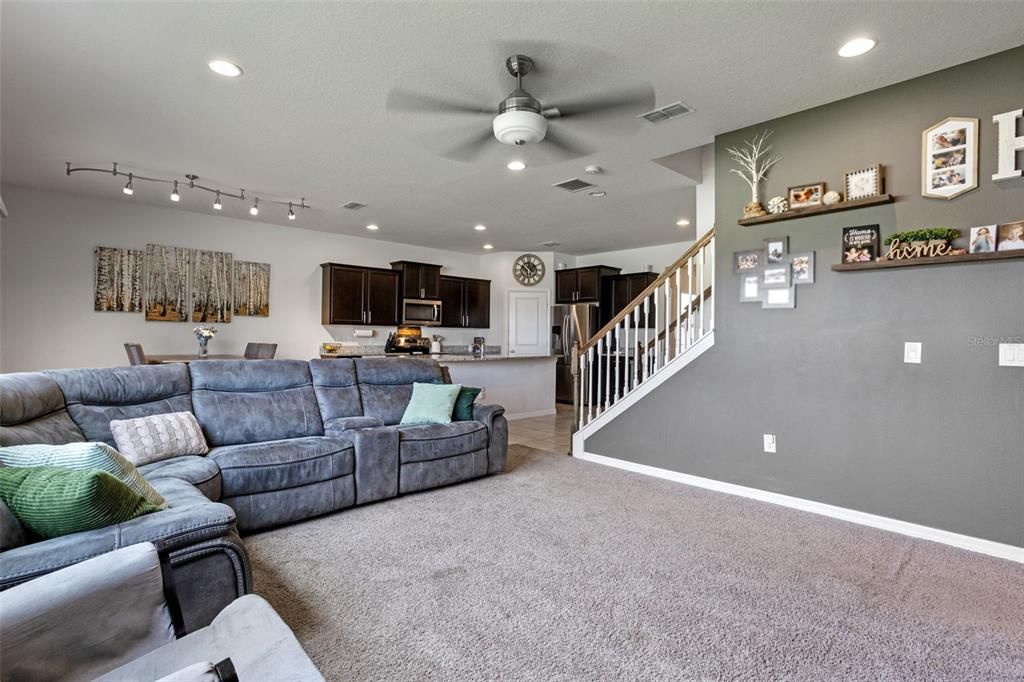 合同活跃: $375,000 (4 贝兹, 2 浴室, 2669 平方英尺)