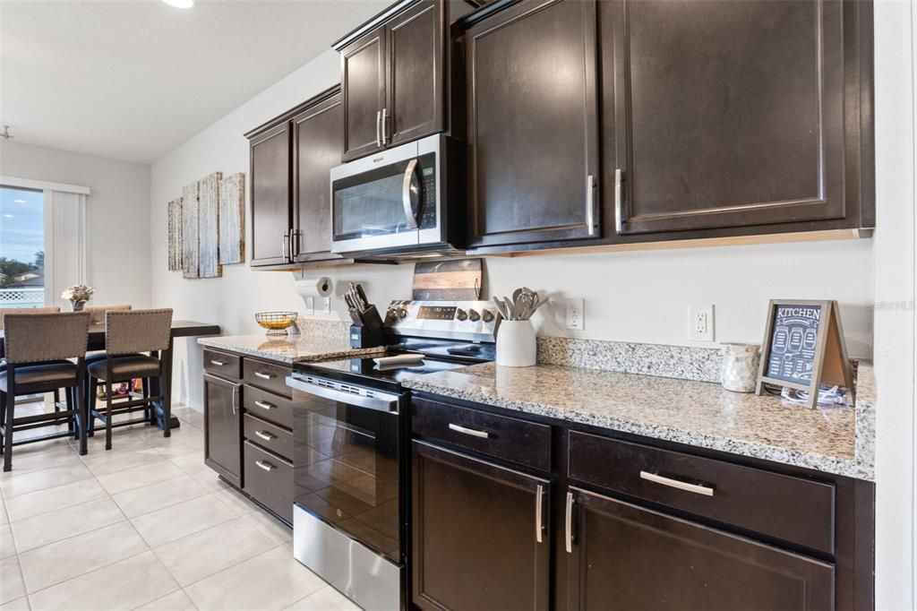 合同活跃: $375,000 (4 贝兹, 2 浴室, 2669 平方英尺)