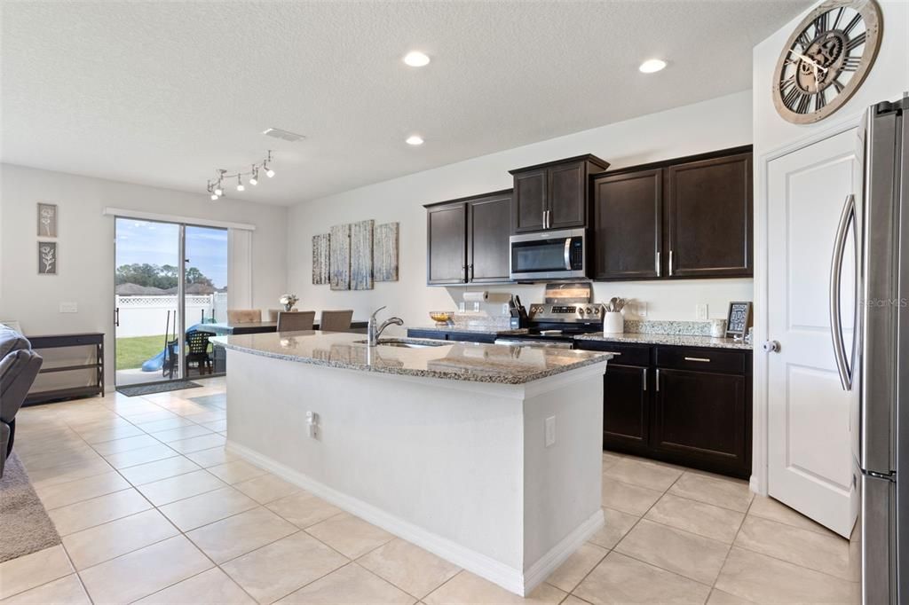 合同活跃: $375,000 (4 贝兹, 2 浴室, 2669 平方英尺)