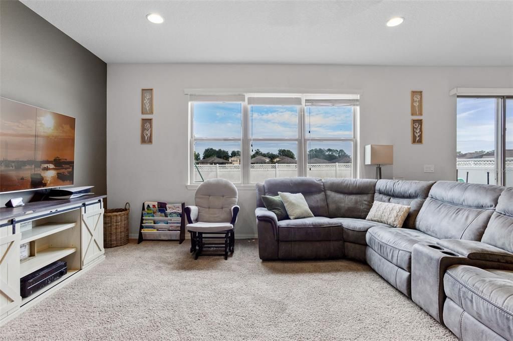 合同活跃: $375,000 (4 贝兹, 2 浴室, 2669 平方英尺)