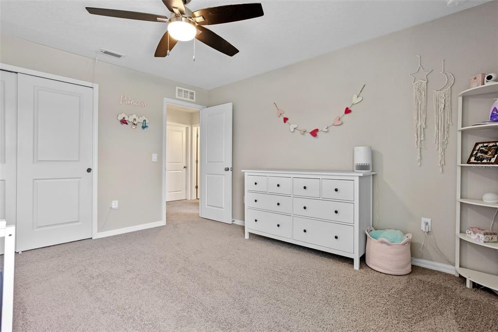 合同活跃: $375,000 (4 贝兹, 2 浴室, 2669 平方英尺)